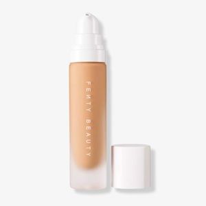 Fenty Beauty Pro Filt’r Soft Matte Longwear Foundation 220.